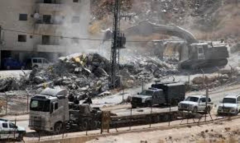 جرافات الاحتلال تهدم مساكن في بلدة عناتا